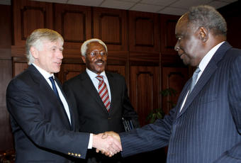 President Lee C. Bollinger greets Mwai Kibaki, president of Kenya, at the dedication of the Columbia Global Center in Nairobi. 